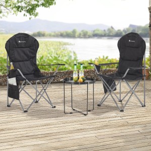Zwei schwarze Juskys Campingstühle Lido mit Getränkehalter und Tisch auf einer Terrasse.