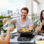Campingaz 360° Tischgrill Anthrazit beim Grillen mit Freunden. Kompakter Gasgrill für Balkon und Terrasse.