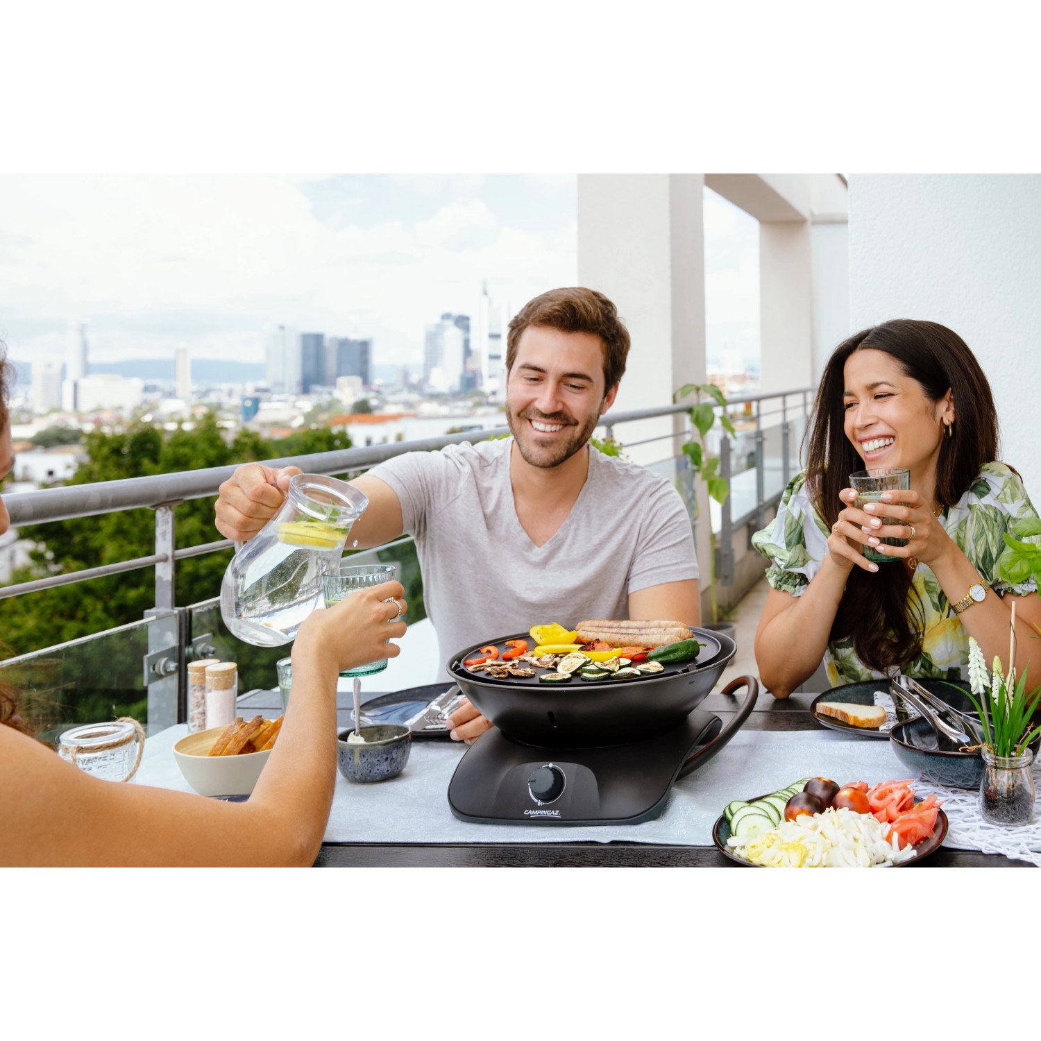 Campingaz 360° Tischgrill Anthrazit beim Grillen mit Freunden. Kompakter Gasgrill für Balkon und Terrasse.