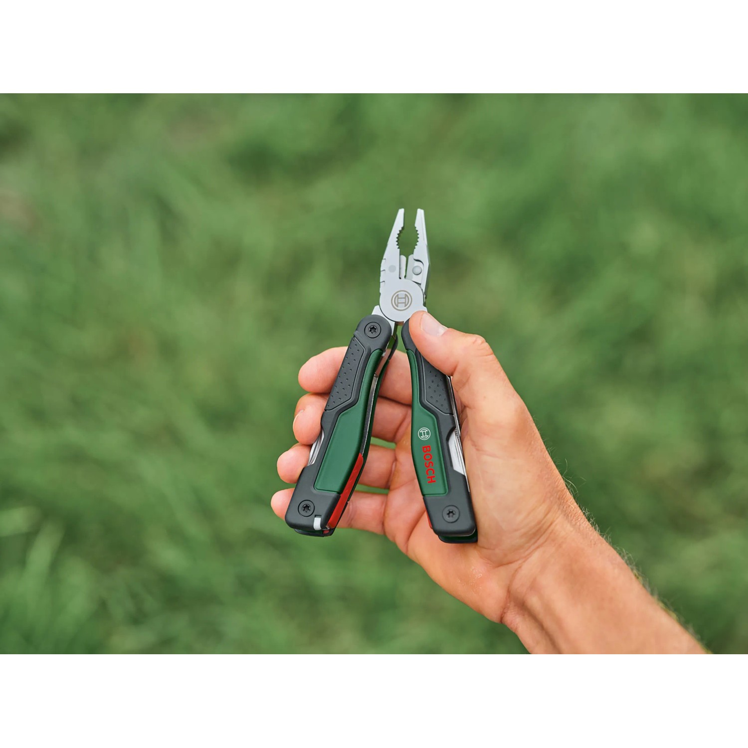 Bosch Multiwerkzeug 16-in-1 in Hand, Zubehör für Multifunktionswerkzeuge mit Zange, Messer, Säge und Schraubendreher.