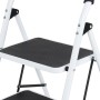 2-stufige Klapptrittleiter in Weiß-Schwarz mit Anti-Rutsch-Trittflächen für sicheren Stand.