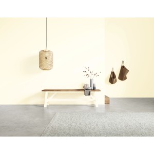 Wohnraum in Schneegestöber: Wandgestaltung mit Schöner Wohnen Kreidefarbe in hellem Gelbton.