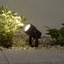 Moderner LED-Außenstrahler Jon in Alu, 1-flammig, zur Garten- und Terrassenbeleuchtung.
