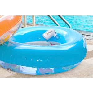 Technaxx Mini-Akku-Luftpumpe TX-261 (weiß) auf blauem Schwimmreifen am Pool.