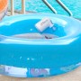Technaxx Mini-Akku-Luftpumpe TX-261 (weiß) auf blauem Schwimmreifen am Pool.