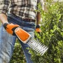 Stihl HSA 26 Akku-Strauchschere in Orange beim Heckenschnitt. Inkl. Akku und Ladegerät.