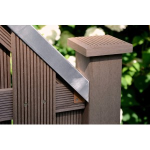 Detailaufnahme: Brauner WPC-Sichtschutzzaun Shanghai mit Pfosten und silberner Halterung.