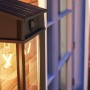 Schwarze Philips Solar Wandleuchte Geri UltraEffizient mit Bewegungsmelder und warmweißem Licht.
