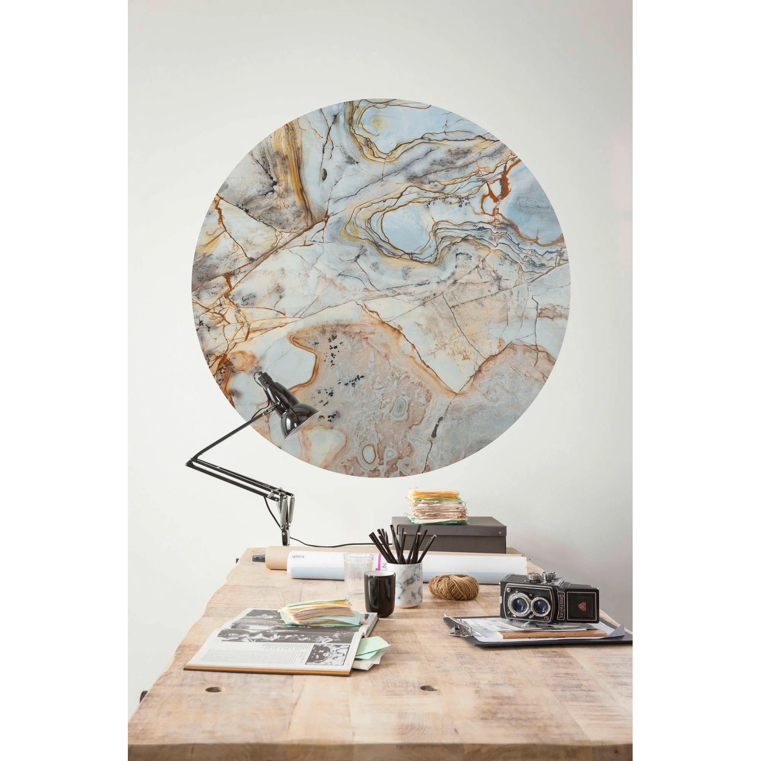 Selbstklebende, runde Komar Vlies Fototapete Marble Sphere (Ø 125 cm) mit Marmor-Optik.