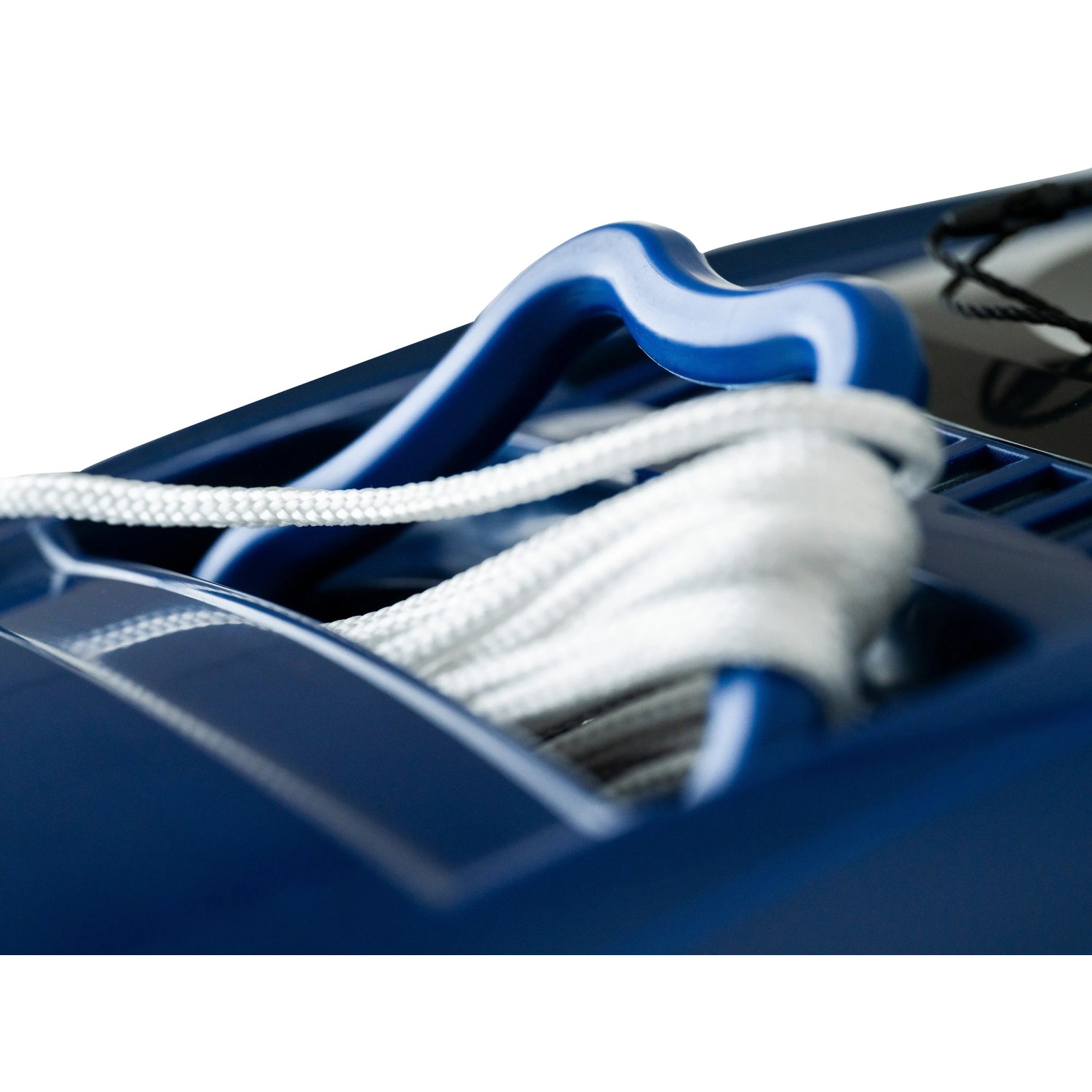 Detailaufnahme: Blauer CF Poolroboter CF100CL mit weißem Kabel und Griff.