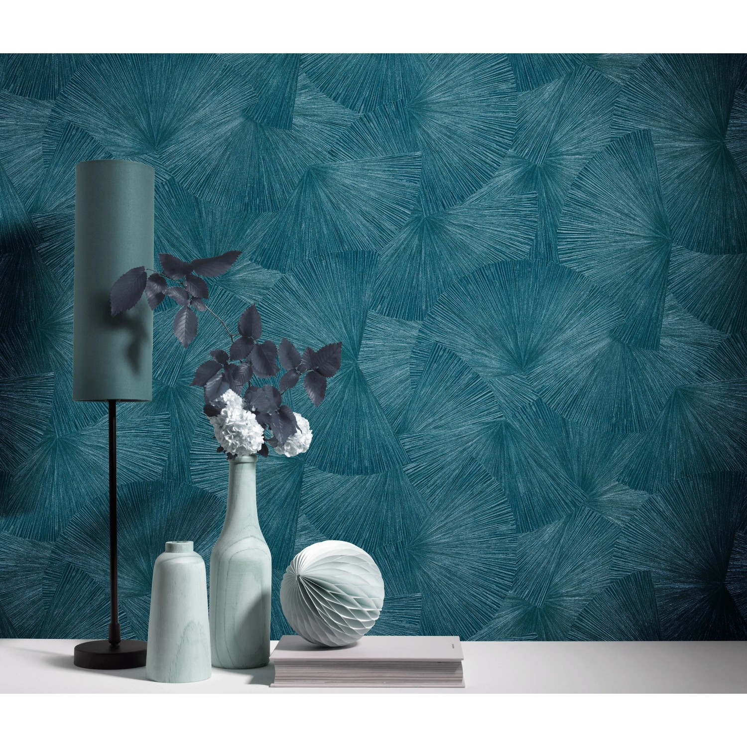 Erismann Vliestapete Guido Maria Kretschmer Fashion for Walls 3 mit Fächermotiv in Petrol.