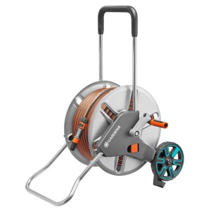 Gardena Cleverroll L Schlauchwagen-Set mit 40m Schlauch, Schlauchwagen mit grau-silberner Trommel und orangefarbenem Schlauch.