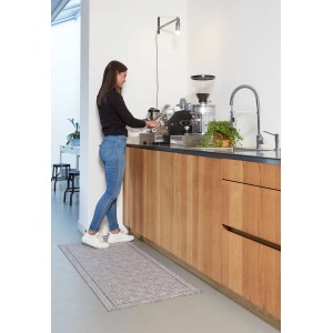 Dekorativer Teppichläufer Smuq Stockholm, 67x120 cm, im Einsatz vor Küchenzeile.
