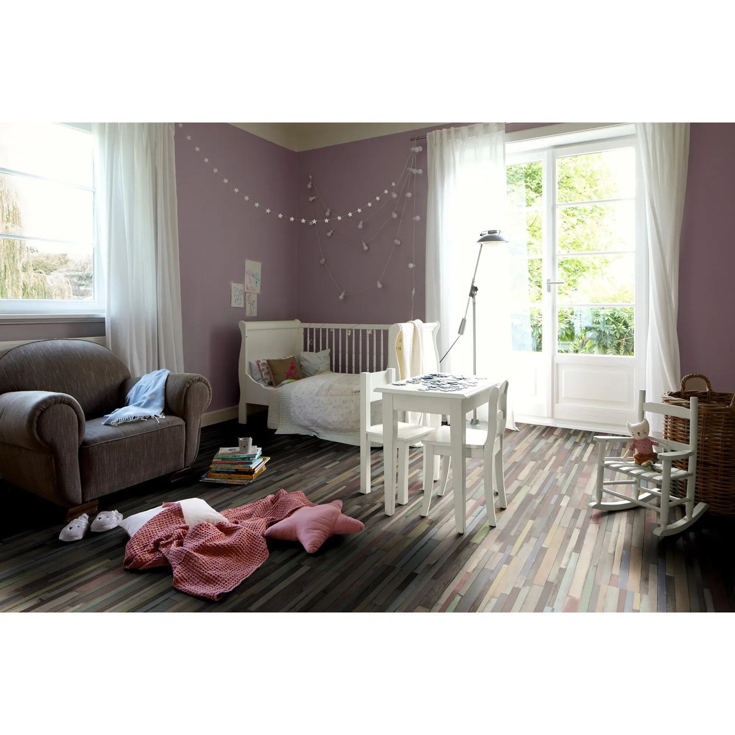 Kinderzimmer mit Egger Laminatboden EL1011 NatureSense Dimas Wood Bunt in Mehrstab-Optik.