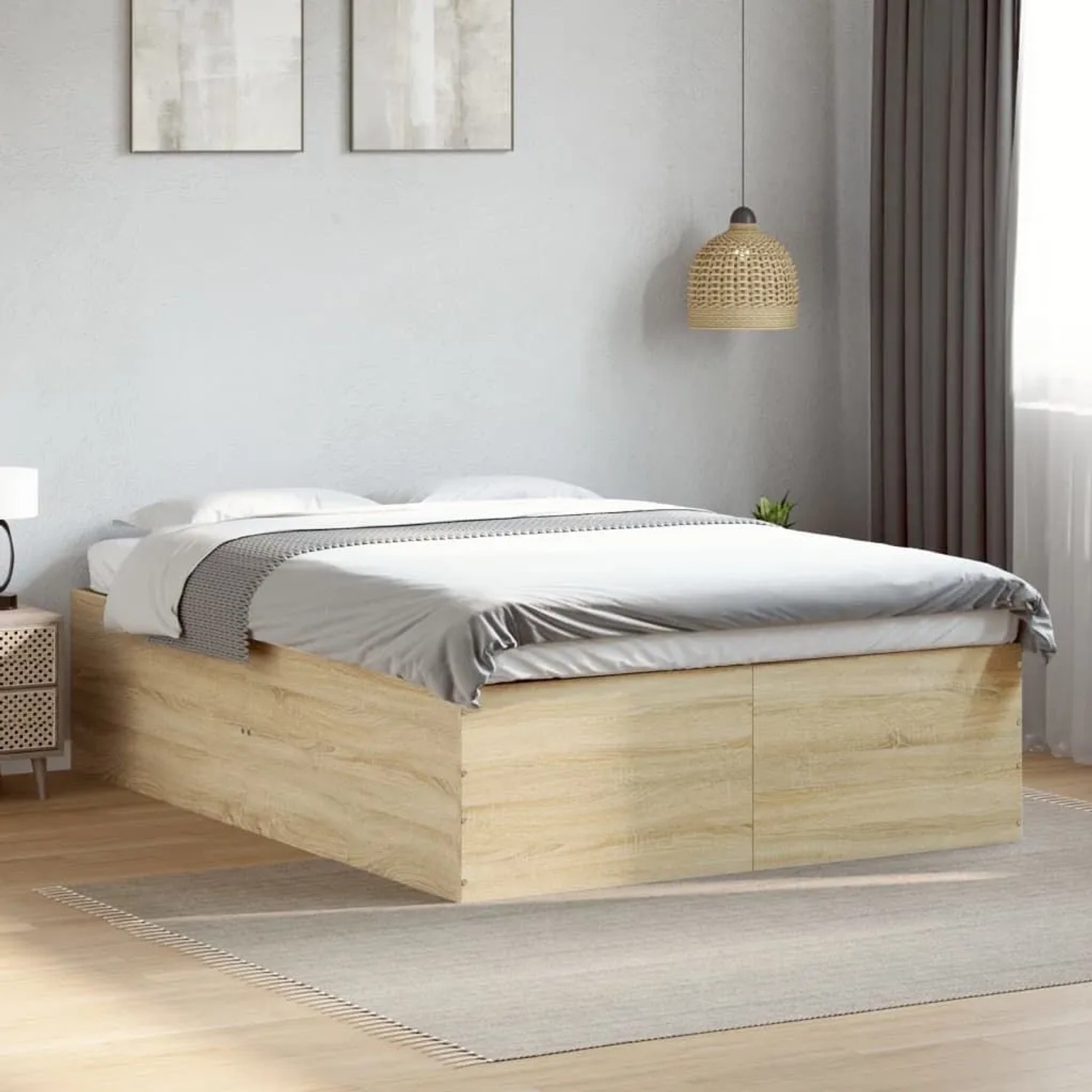 Modernes Bettgestell in Sonoma-Eiche aus Holzwerkstoff, 135x190 cm, mit weißer Bettwäsche im Schlafzimmer.