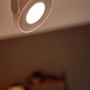 Weißer Philips myLiving LED-Spot Clockwork 4er mit Warmglow-Effekt an der Decke.
