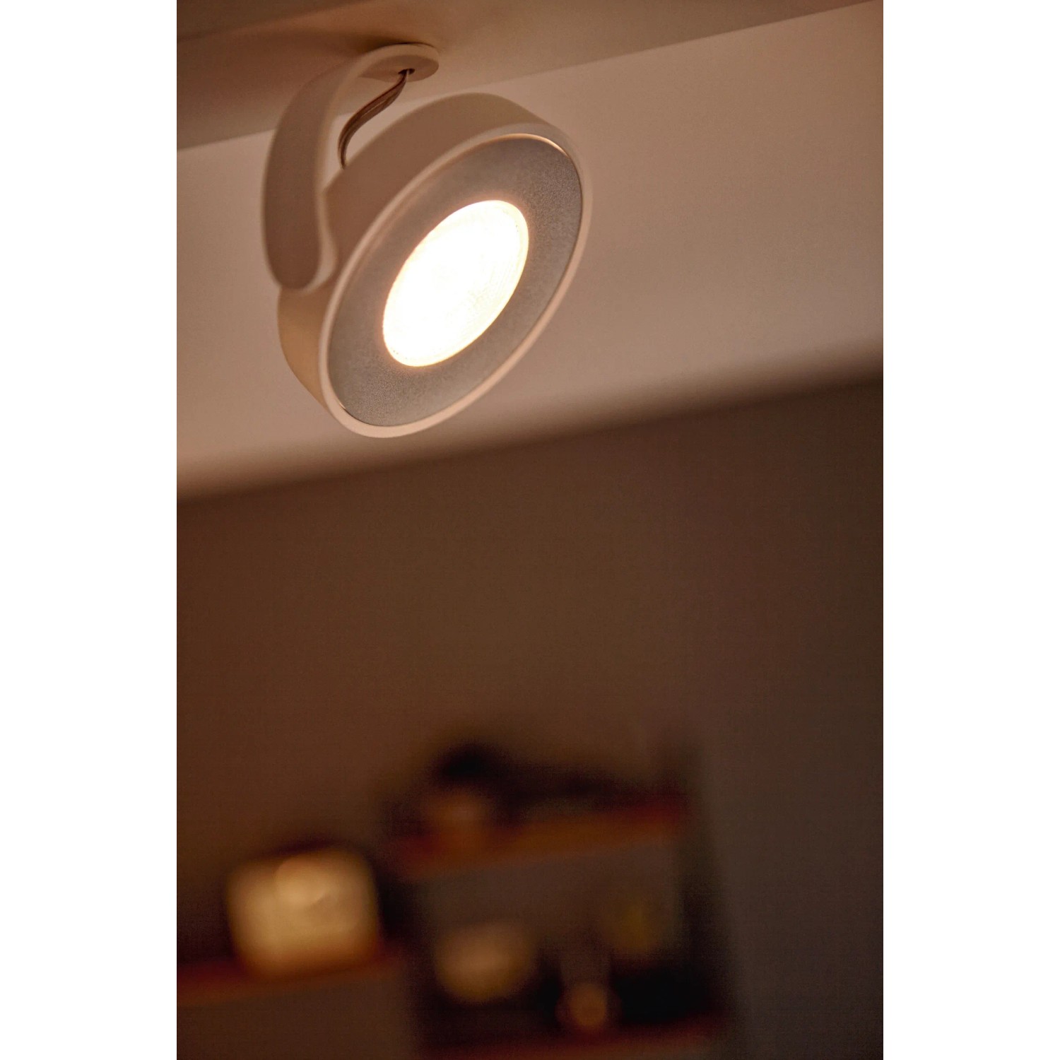 Weißer Philips myLiving LED-Spot Clockwork 4er mit Warmglow-Effekt an der Decke.