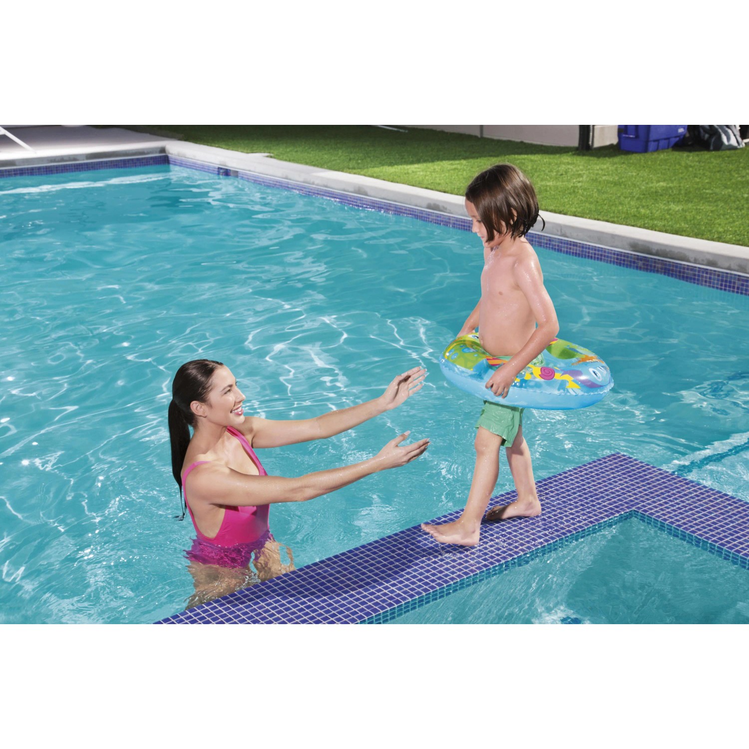 Kind mit Bestway Schwimmring Aquarium im Pool, Ø 48 cm. Buntes Design für Badespaß.