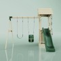 PolarPlay Spielturm Vimmerby mit Schaukel, Babyschaukel und grüner Rutsche.