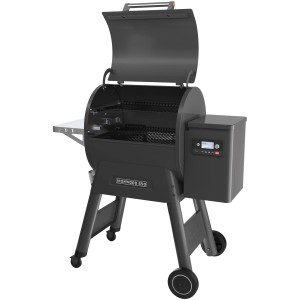 Traeger Ironwood 650 Holzpelletgrill mit geöffnetem Deckel und digitaler Steuerung.