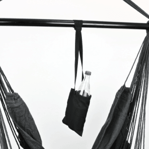 Anthrazitfarbener deluxe4home Hängesessel mit Getränkehalter und Flasche.