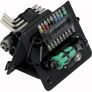 Kompaktes Wera Werkzeug-Set mit Bits, Winkelschlüsseln, Schraubendrehergriff und Flaschenöffner auf schwarzer Werkzeugkarte.