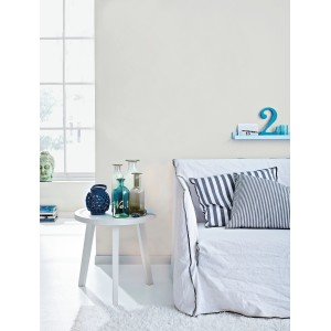 Wand in Fossil-Matt mit Schöner Wohnen Farbe. Wohnraum-Szene mit Tisch und Sofa.