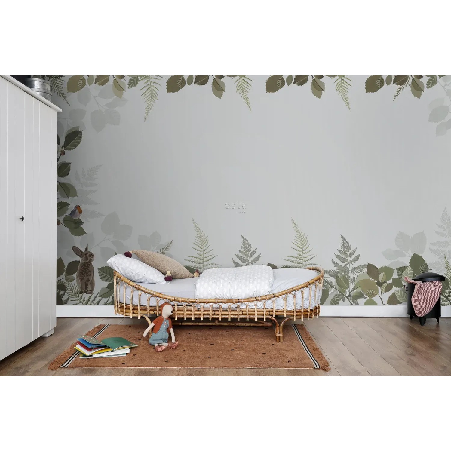 ESTAhome Fototapete Waldtiere in Grün und Braun im Kinderzimmer mit Bett und Teppich.