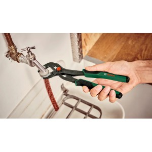 Bosch Wasserpumpenzange (250 mm) im Einsatz an einem Wasserhahn.