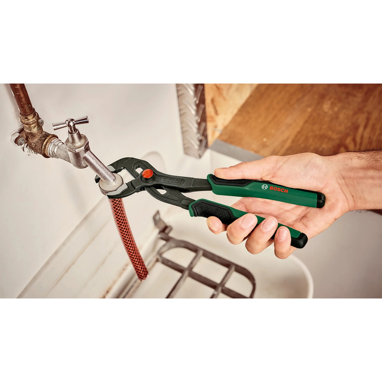 Bosch Wasserpumpenzange (250 mm) im Einsatz an einem Wasserhahn.