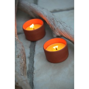Zwei runde FlowerPower Citronella Kerzen TERRA im Terrakotta-Topf für den Außenbereich.