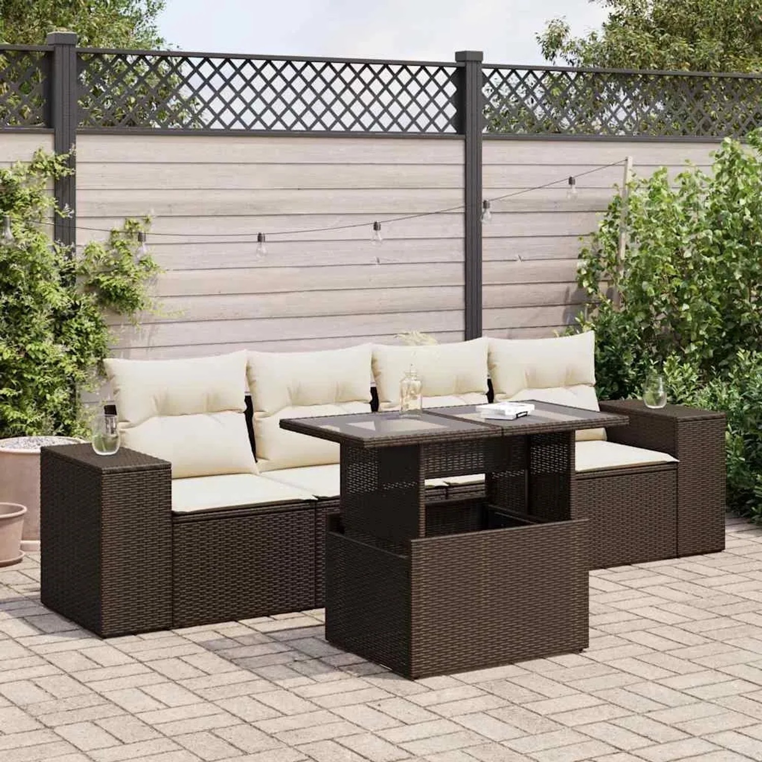 Braune 5-tlg. vidaXL Garten-Sofagarnitur aus Poly Rattan mit Tisch und cremeweißen Kissen.