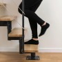 Person steigt Dolle Mittelholmtreppe Boston Eiche/Anthrazit hoch. Innentreppe mit Holzstufen und Metallgeländer.