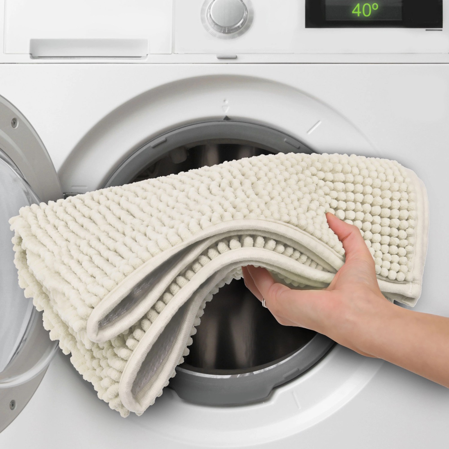 Beautissu BeauMare FL Badteppich in Natur wird in eine Waschmaschine gelegt.