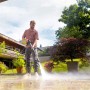 Mann reinigt Terrasse mit Kärcher Hochdruckreiniger K 7 Comfort Premium. Zubehör inklusive.