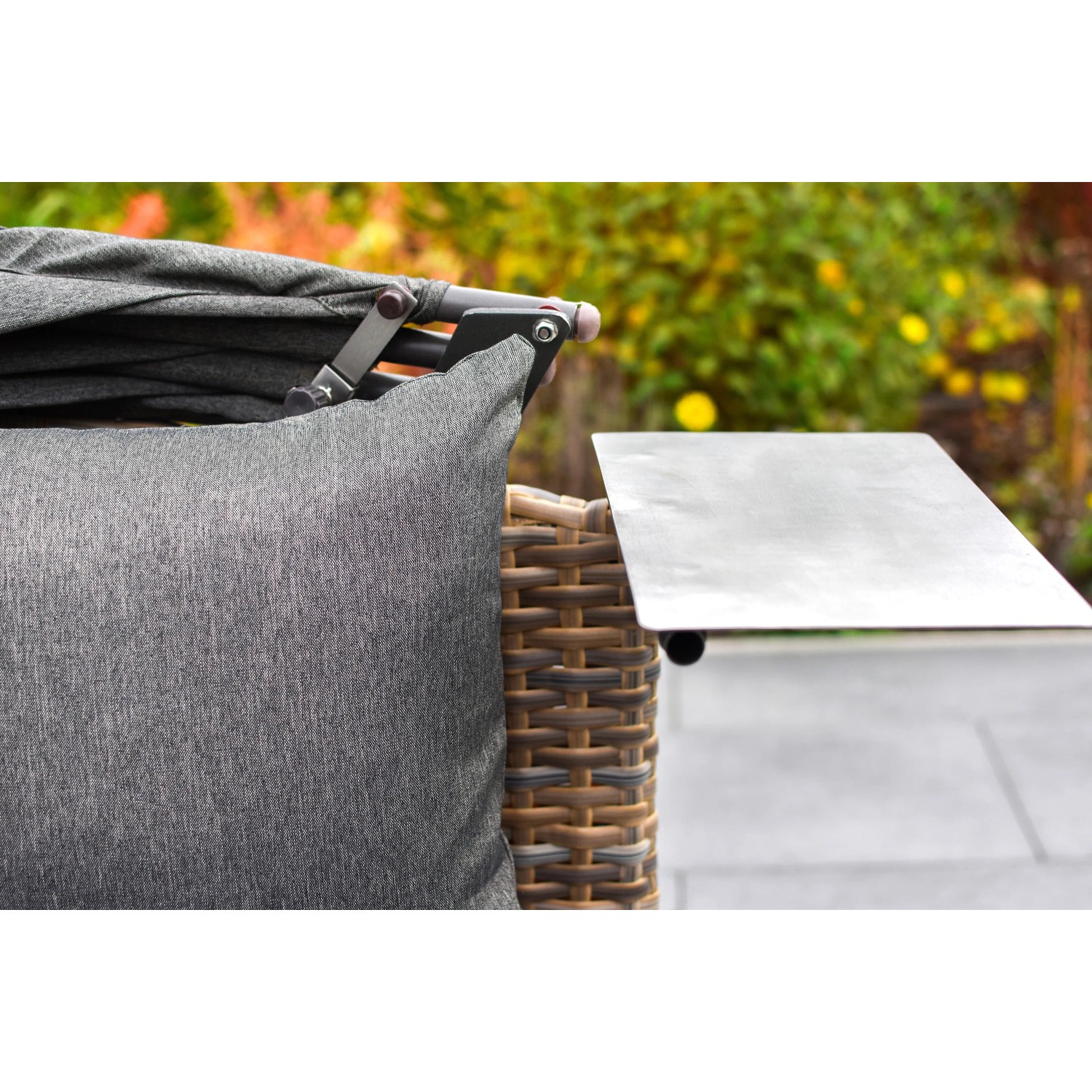 Detailansicht: Merxx Relaxinsel Riva Premium mit grauem Kissen und Edelstahl-Tisch.