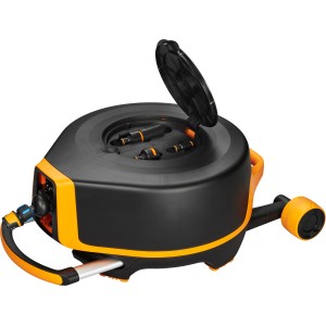 Fiskars Schlauchwagen Waterwheel XL mit 20m Schlauch, Rädern und Zubehörfach geöffnet.