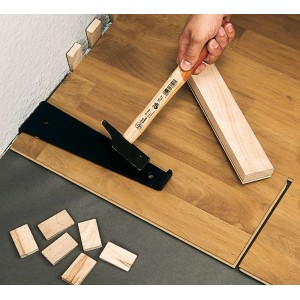 LUX Montagekeile aus Buchenholz im Einsatz beim Verlegen von Laminat.