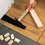 LUX Montagekeile aus Buchenholz im Einsatz beim Verlegen von Laminat.