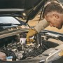 Litheli Akku-Schlagschrauber beim Schrauben am Motor, inkl. 2,5 Ah Akku.