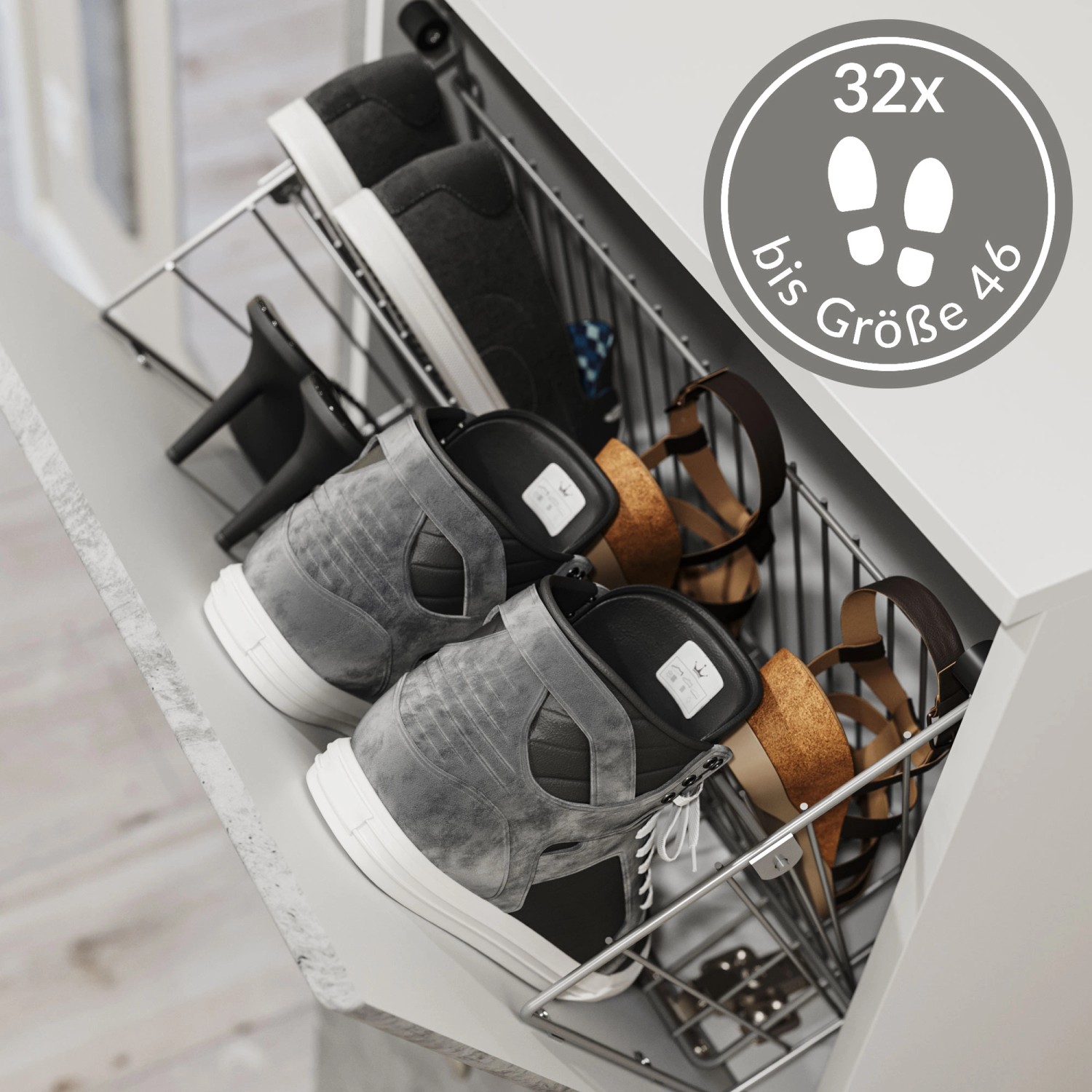Offener Posseik Schuhschrank Charme in Weiß-Beton mit diversen Schuhen im Metallkorb.