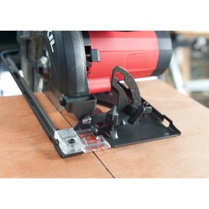 Skil Handkreissäge 5830AA (1400 W) beim Sägen von Holz, Detailaufnahme.