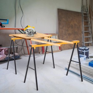 DURHAND Arbeitsbock aus Metall, gelb und schwarz, mit Holzplatte und Kreissäge. Klappbar, 99,5x50x76 cm.