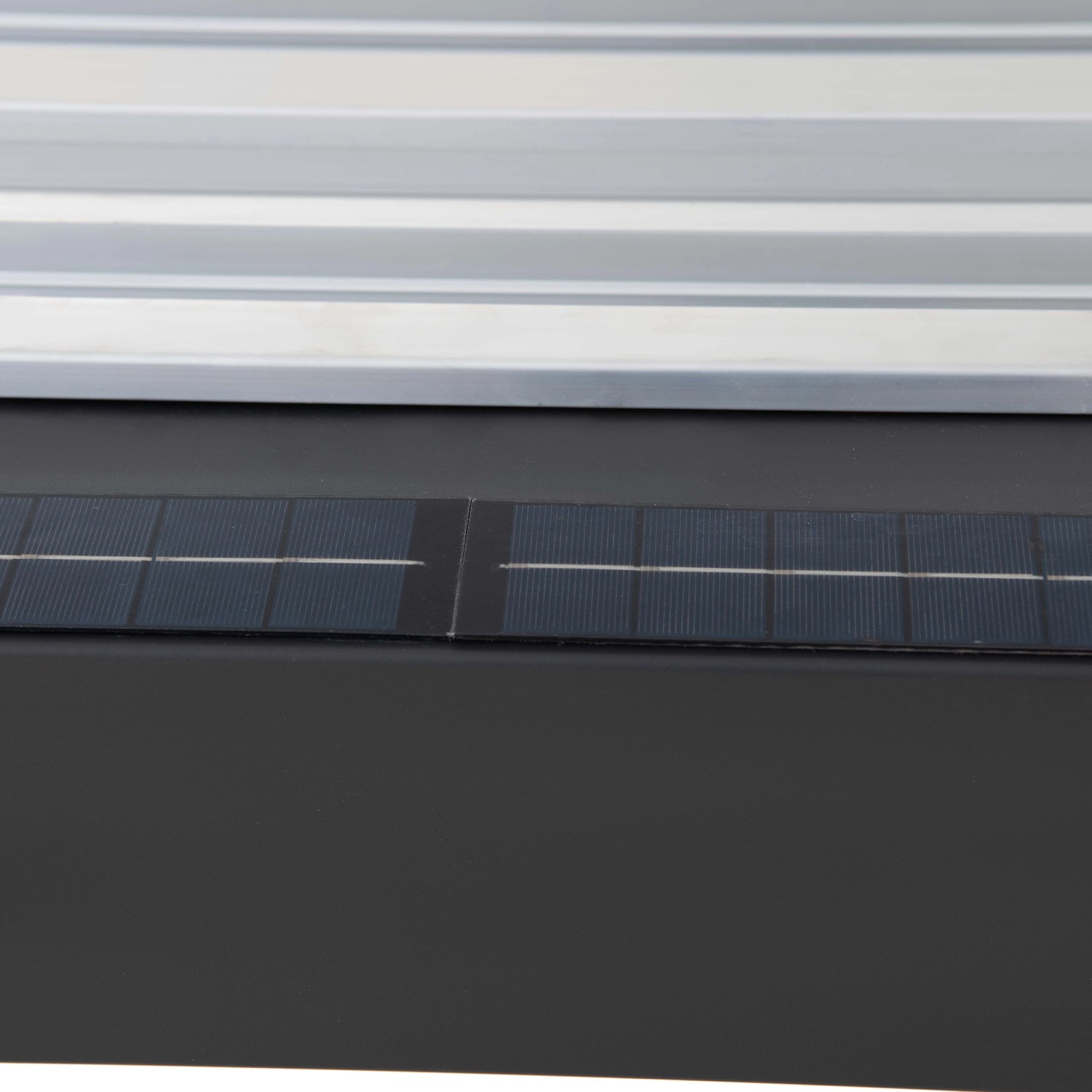 Detailansicht der Sunjoy Multi-Pergola Matterhorn mit Solar-LED-Leuchten.