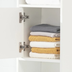 Detailaufnahme: Weißer SoBuy Hochschrank (Badmöbel-Set) mit geöffneter Tür und gestapelten Handtüchern.