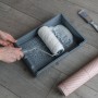 Wallpro Werkzeug-Set für Vliestapeten mit Farbroller, Farbwanne und Tapetenrolle.