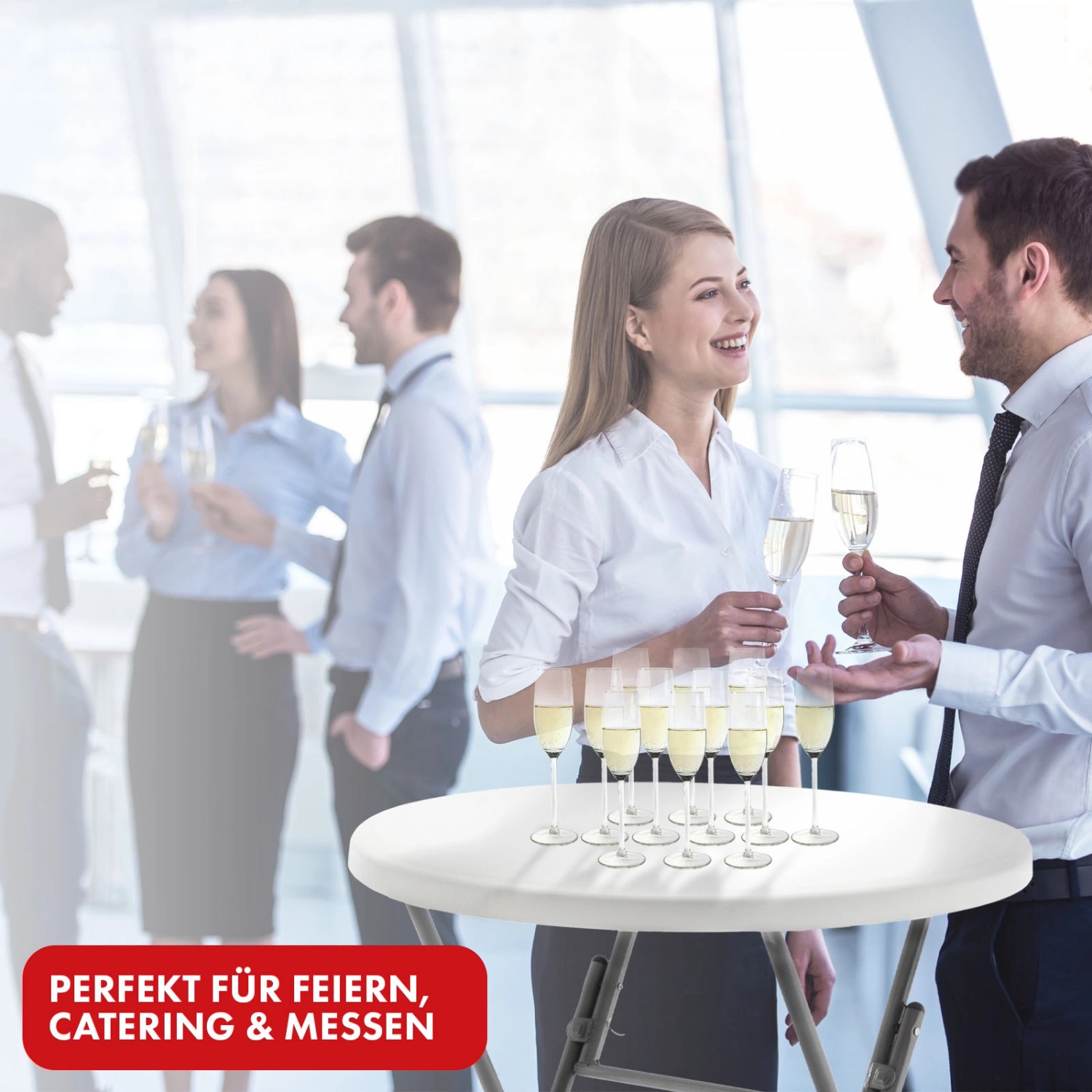 Weißer, runder KARAT Klapptisch Nagano als Stehtisch mit Sektgläsern bei einer Feier.