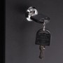 Detailaufnahme: Schlüssel im Schloss einer Ondis24 Werkbank, verschließbare Tür.