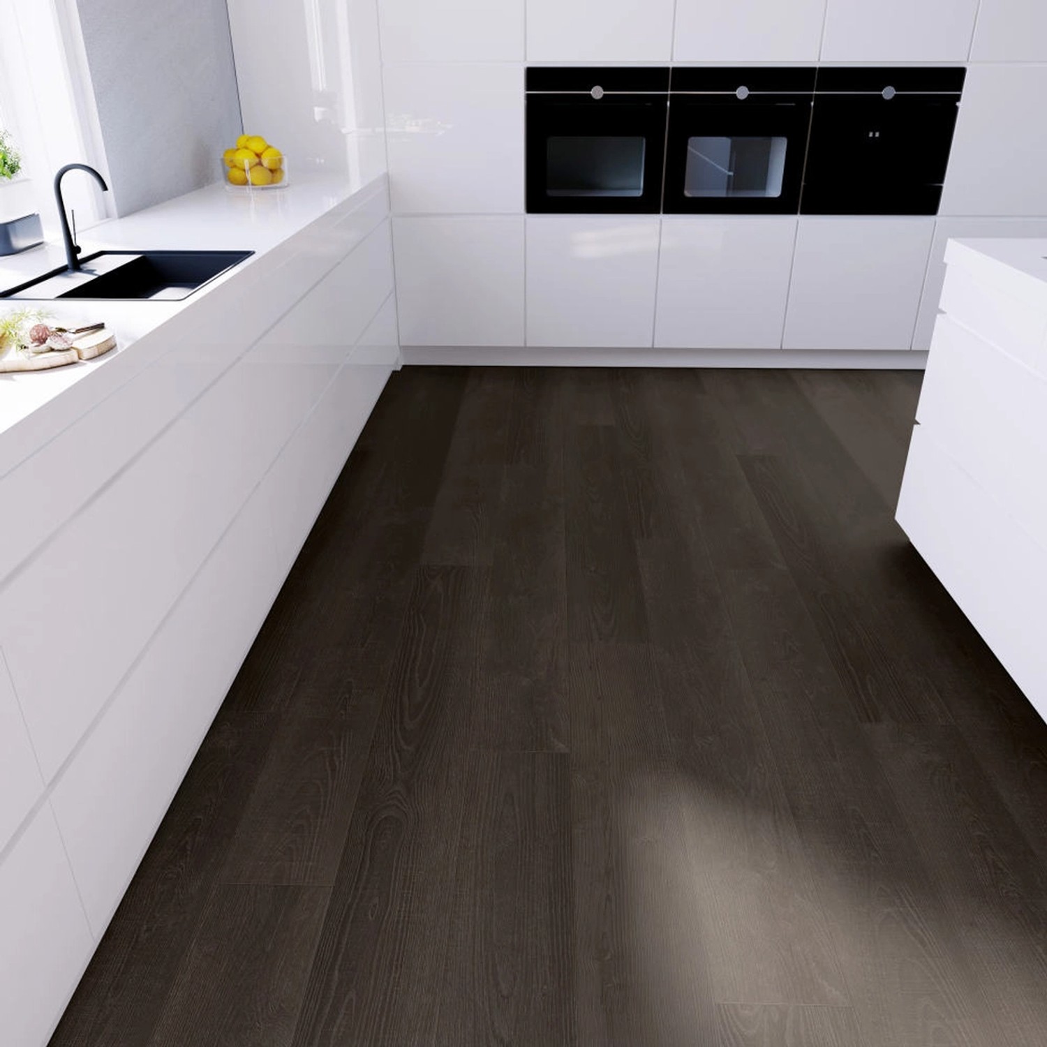 Anaturo Klebe-Vinylboden Mio 55 Eiche Udine in dunkler Holzoptik im Küchenbereich.
