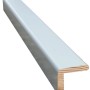 Graue Kiefer Winkelleiste, 27x27x2400 mm, für harmonische Wand- und Stufenabschlüsse.